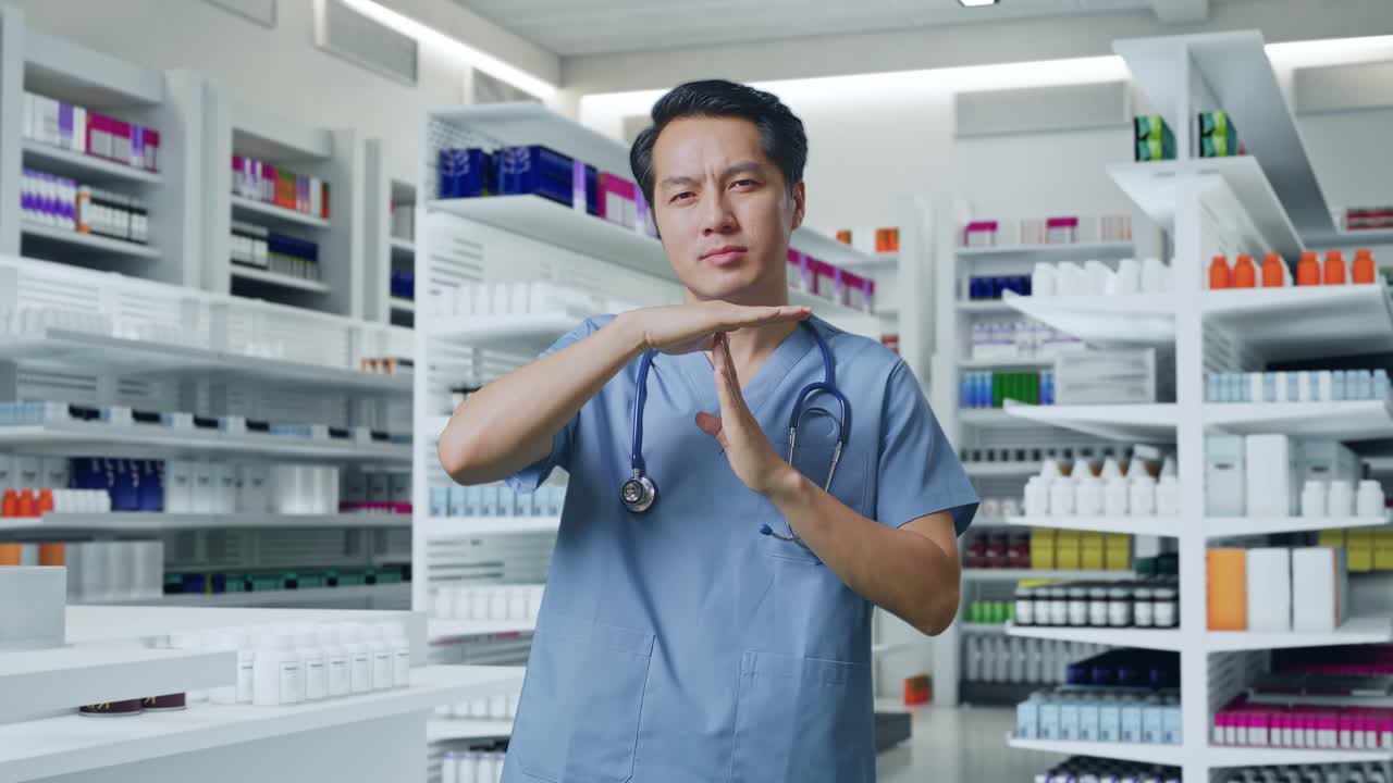 스테토스코프 를 들고 있는 아시아인 남성 의사 가 약국 에서 손 으로 제스처 를 하고 있다