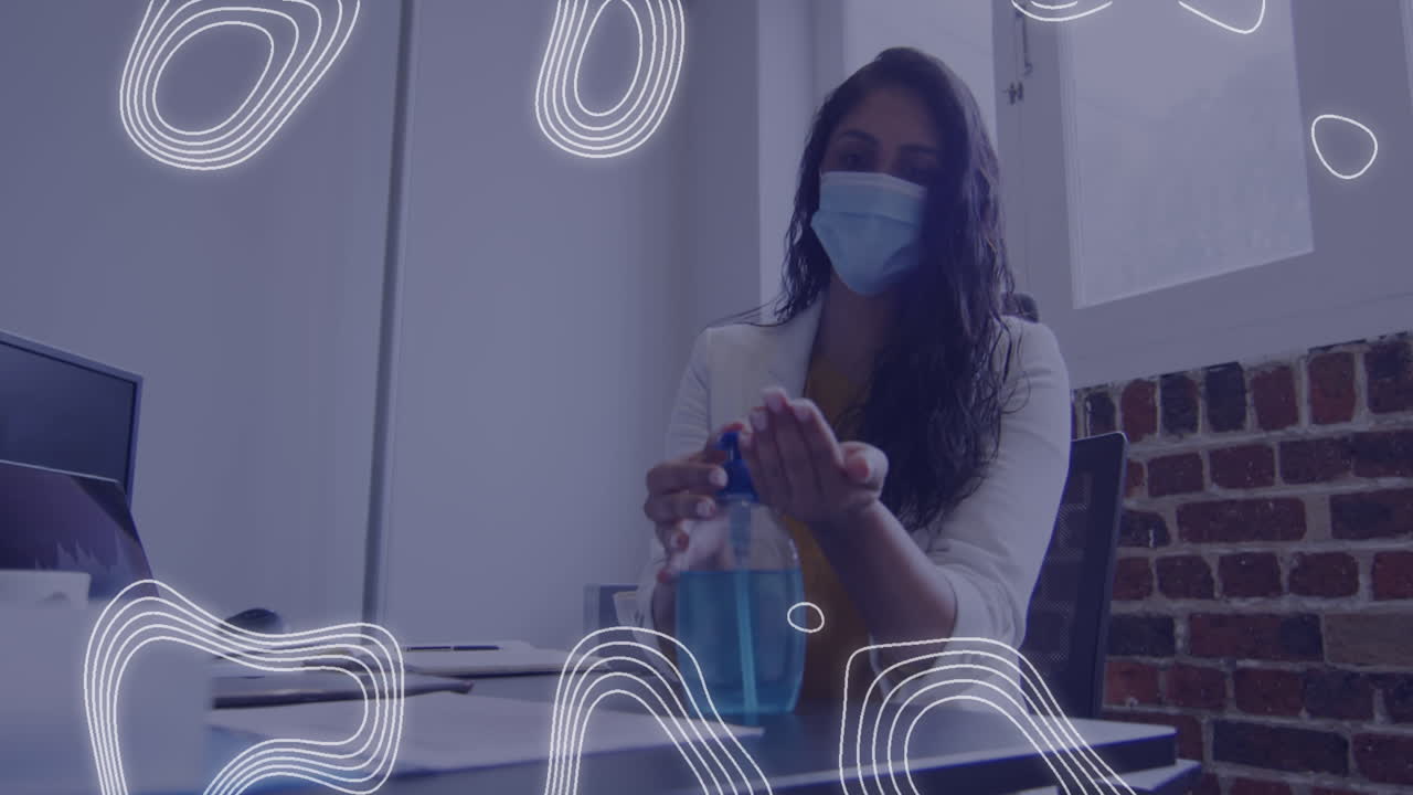 animación de líneas blancas sobre una mujer que usa una máscara facial desinfectando las manos