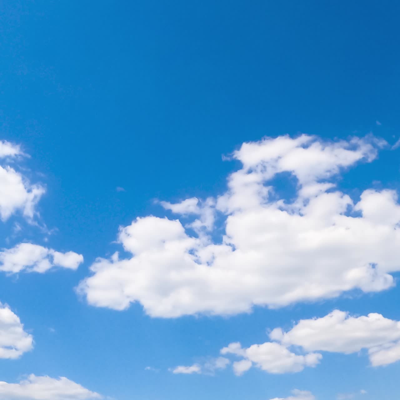 Timelapse di nuvole in movimento. Timelapse di cielo in lento movimento