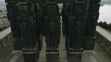 esculturas talladas en relieve en los pilares del monumento de la crónica de georgia