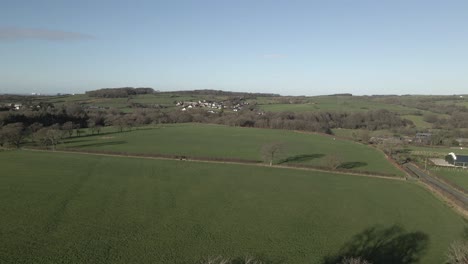 Escena-Bucólica-Aérea-De-Colinas-Ondulantes-Y-Pastos-Verdes-Y-Saludables