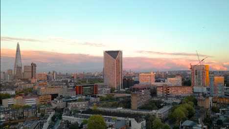 4k luchtfoto tijdens de zonsondergang in londen - groot-brittannië