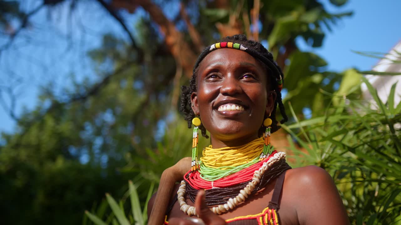 una mujer africana sonriendo con ropa tradicional - de cerca
