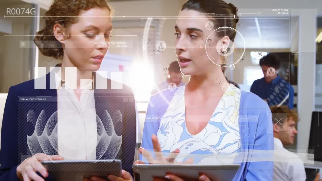 animación del procesamiento de datos financieros sobre dos mujeres de negocios caucásicas