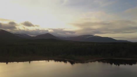 Hora-Dorada-Sobre-Un-Lago-En-Escocia