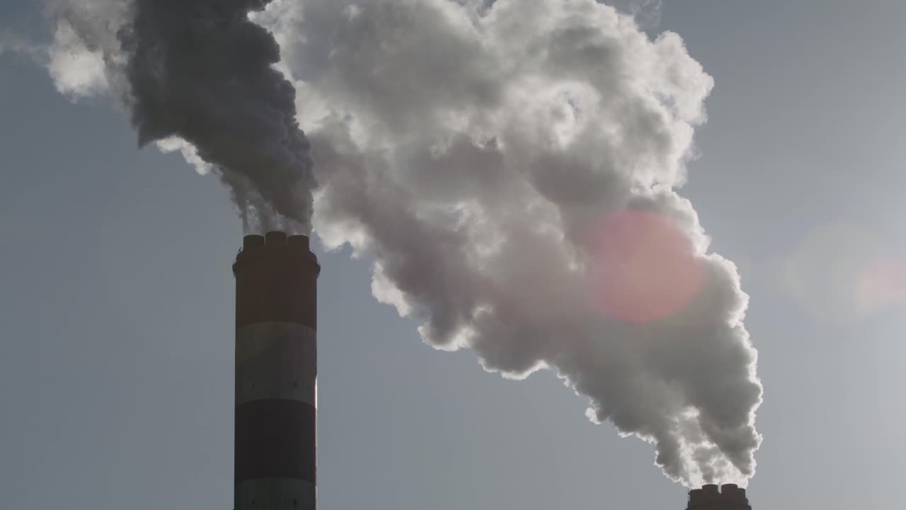 석탄화력발전소 굴뚝에서 피어오르는 연기