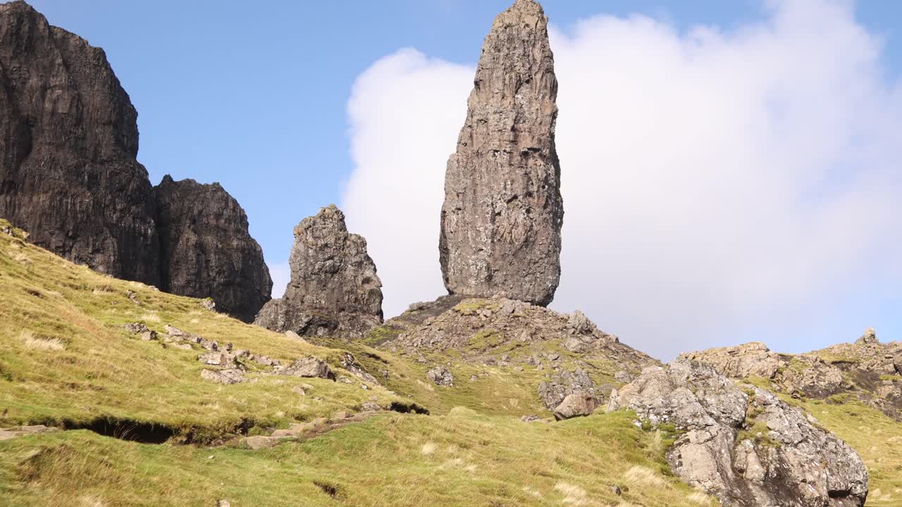 mirando los gigantescos pilares de roca del viejo de storr en una caminata en la isla de skye, tierras altas de escocia