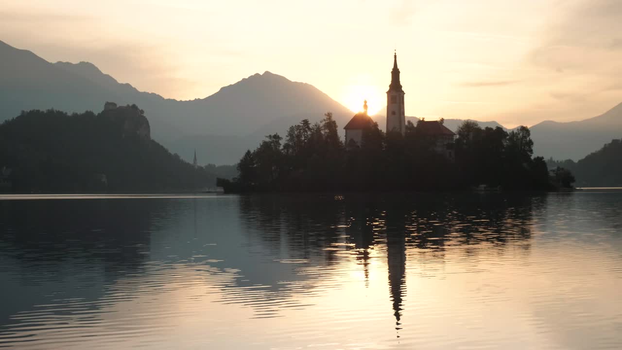 일출 때 블레드 호수의 아름다운 반영