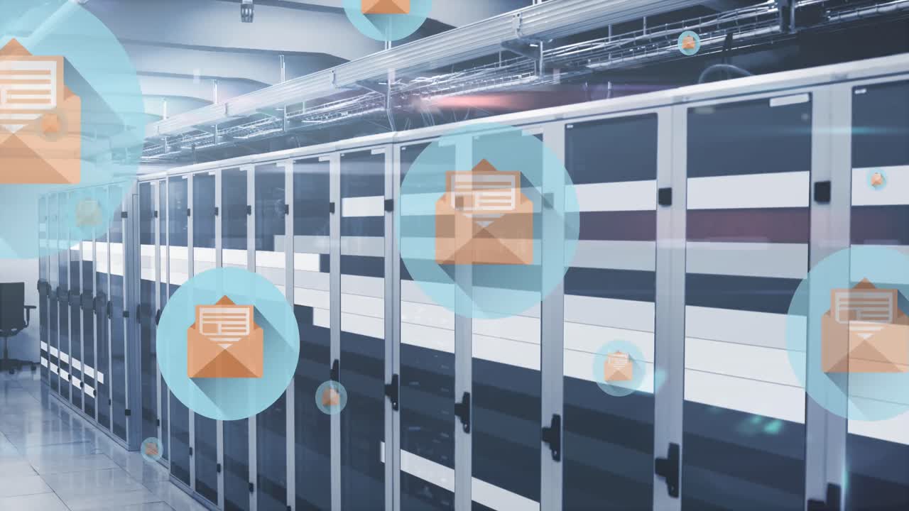 봉투와 함께 디지털 아이콘의 애니메이션과 컴퓨터 서버를 통해 데이터 처리