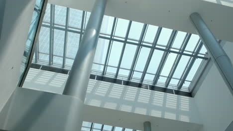 Innenraum-Eines-Modernen-Einkaufszentrums