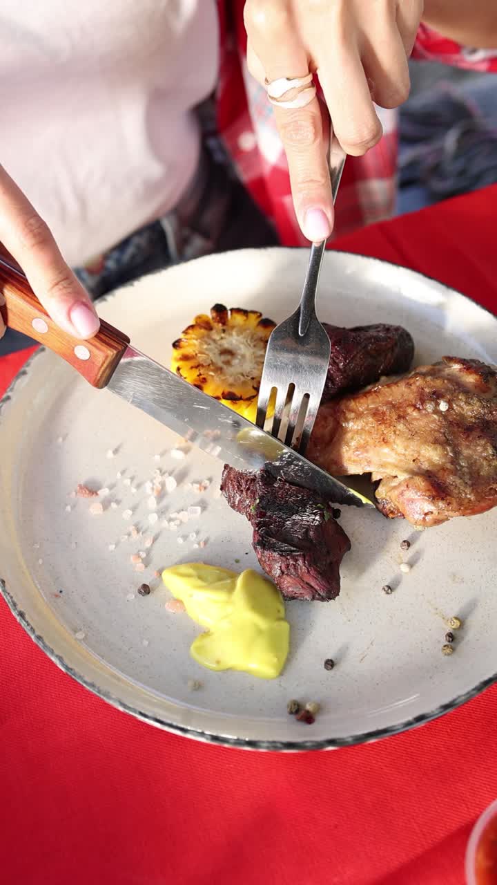 bistec a la parrilla y pollo con maíz