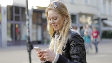 Happy-woman-using-smartphone