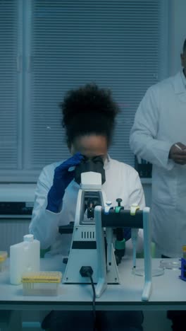 científicos que trabajan en un laboratorio