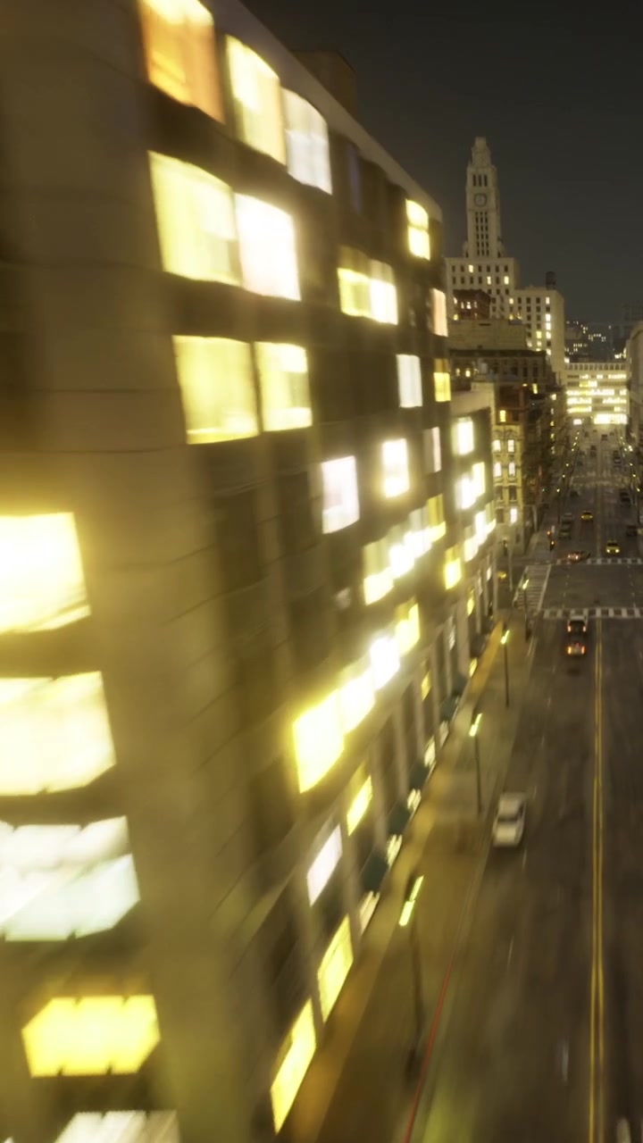 Cena urbana mostrando edifícios e luzes de rua à noite com um táxi em movimento