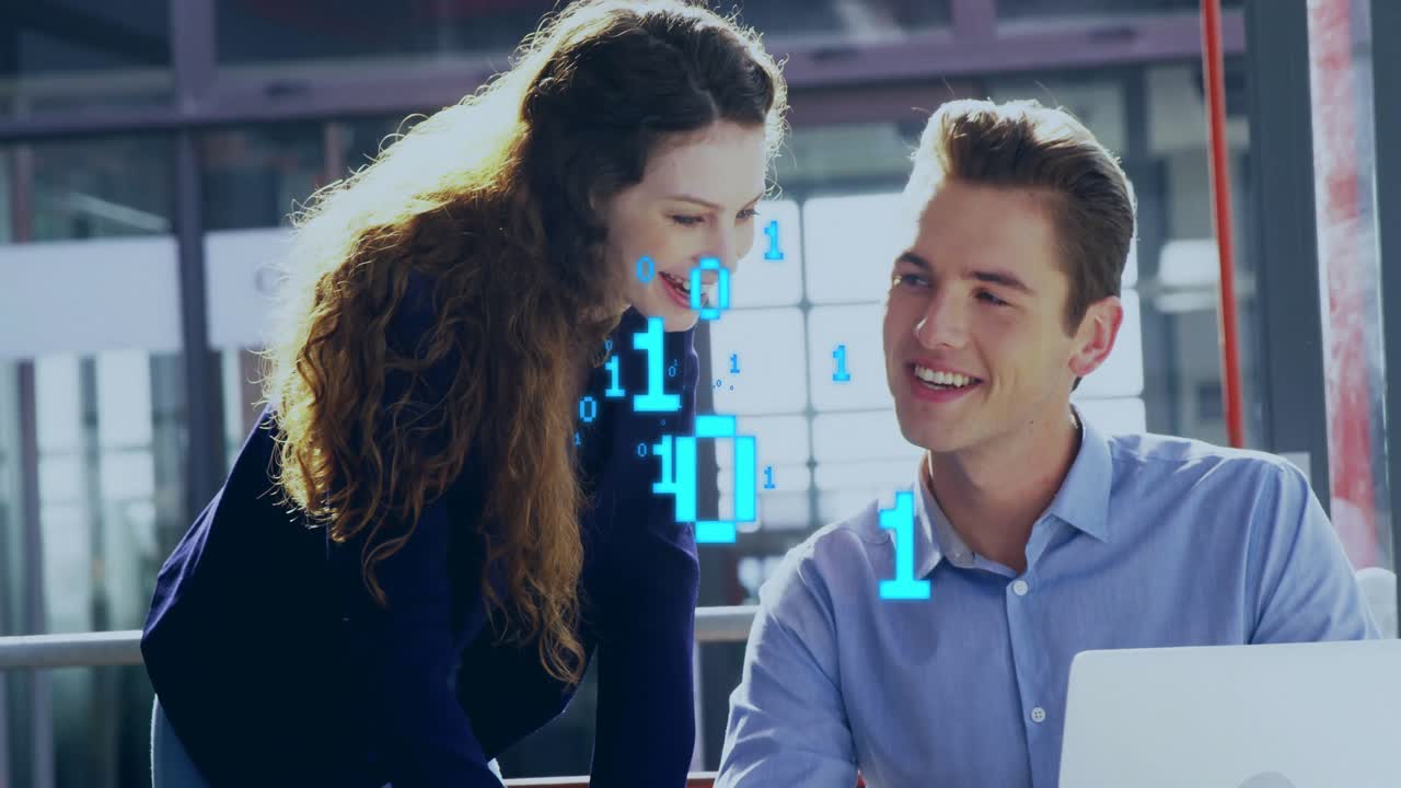 Mulher inclinada sobre a mesa orientando homem codificando com dígitos binários flutuantes em moderno escritório de tecnologia.