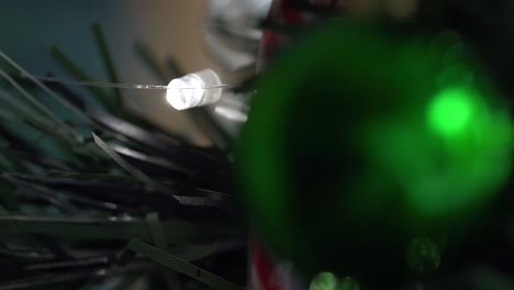 tire del foco a la luz de navidad parpadeando en el árbol de navidad decorado