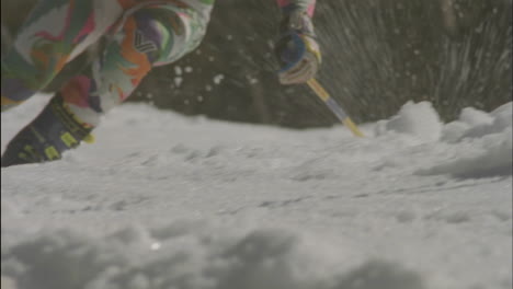 Ein-Skifahrer-Navigiert-Einen-Abfahrtsslalom