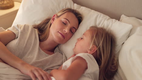 cama, mamá y niño se relajan duermen juntos en la cama