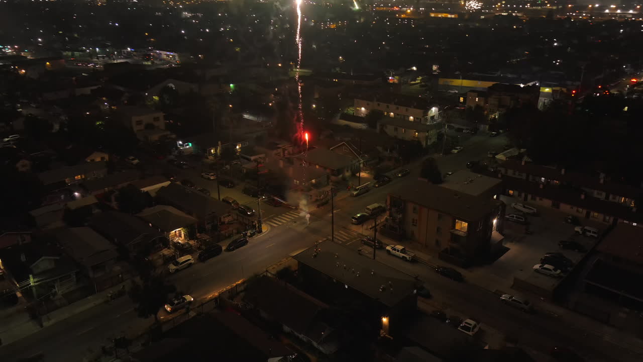 drone volando a través de un barrio durante los fuegos artificiales el cuatro de julio