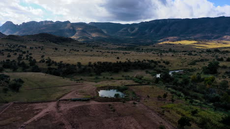 hiperlapso de nubes sobre una granja en las faldas de la sierra en méxico