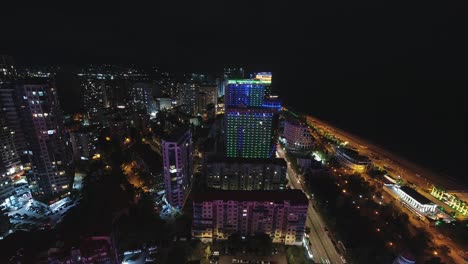 Vueltas-De-Tiempo-De-La-Ajetreada-Vida-Nocturna-De-Batumi-En-Una-Zona-Residencial-En-La-Costa-Del-Mar-Negro