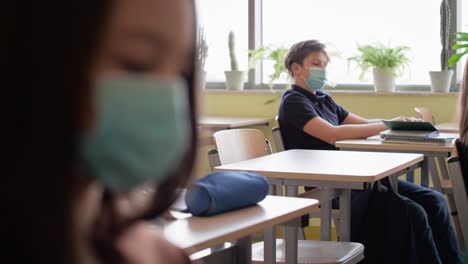 Video-De-Estudiantes-Sentados-En-El-Aula-Durante-Una-Pandemia