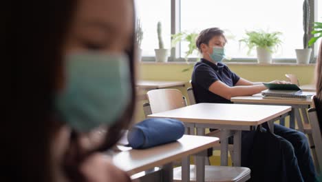 video de estudiantes sentados en el aula durante una pandemia