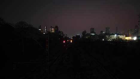 zeitraffer von mumbai-nahverkehrszügen