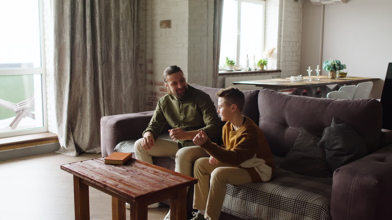 hombre caucásico usando un teléfono inteligente