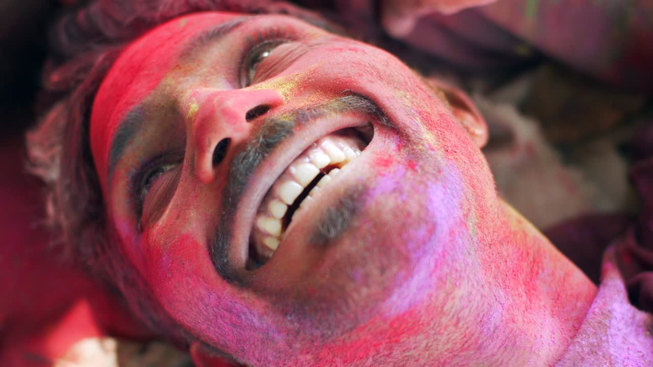 Persone multietniche che celebrano il festival dei colori Holi in India