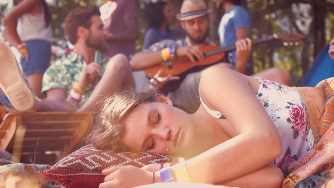 높은 품질의 형식으로 캠핑장에서 휴식을 취하는 예쁜 스터