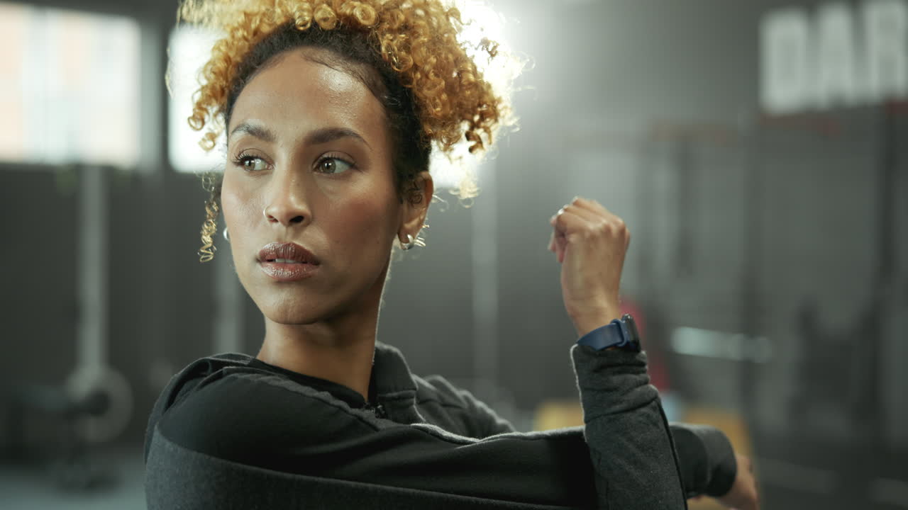 mujer estirándose en el gimnasio