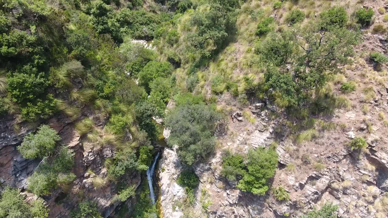 toma aérea por dron de las cascadas de kefrida