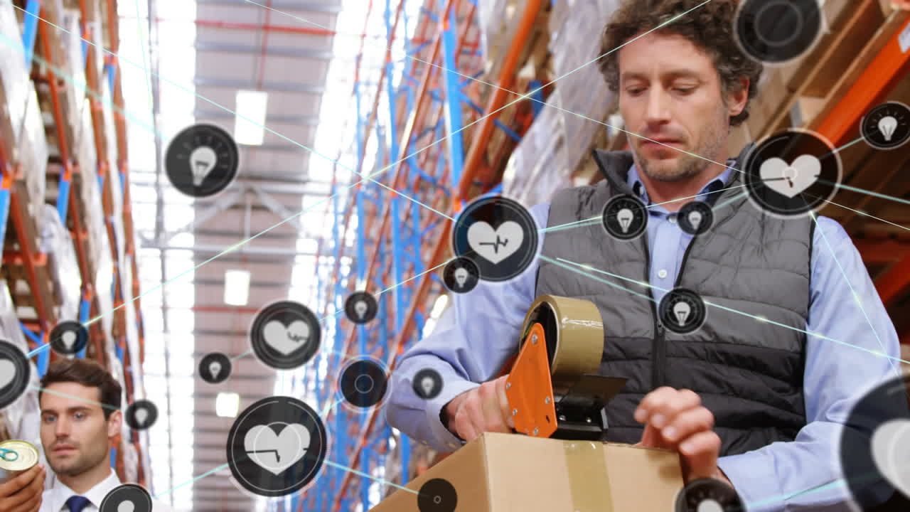 animación de una red de iconos digitales contra un trabajador caucásico empacando una caja en un almacén.