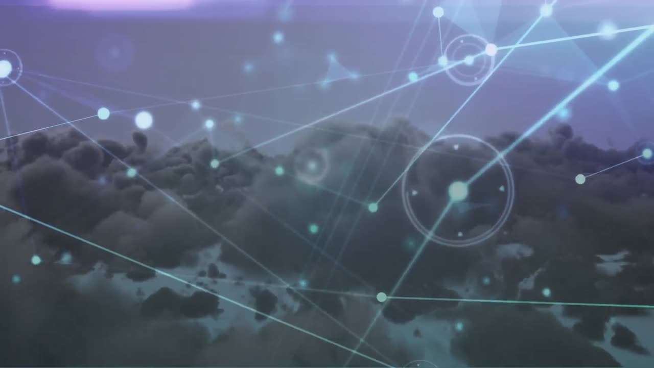 animación de una red brillante de conexiones contra nubes oscuras en el cielo.