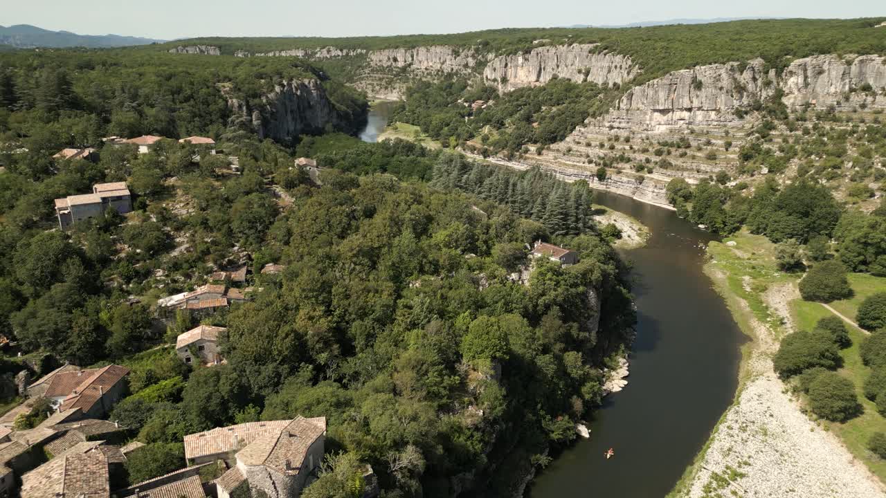 valle del río ardèche, garganta de balazuc, sur de francia, hermoso paisaje aéreo, verano.