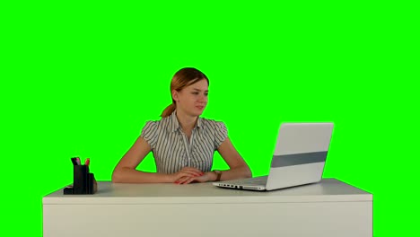 la mujer está trabajando en la computadora portátil en una pantalla verde
