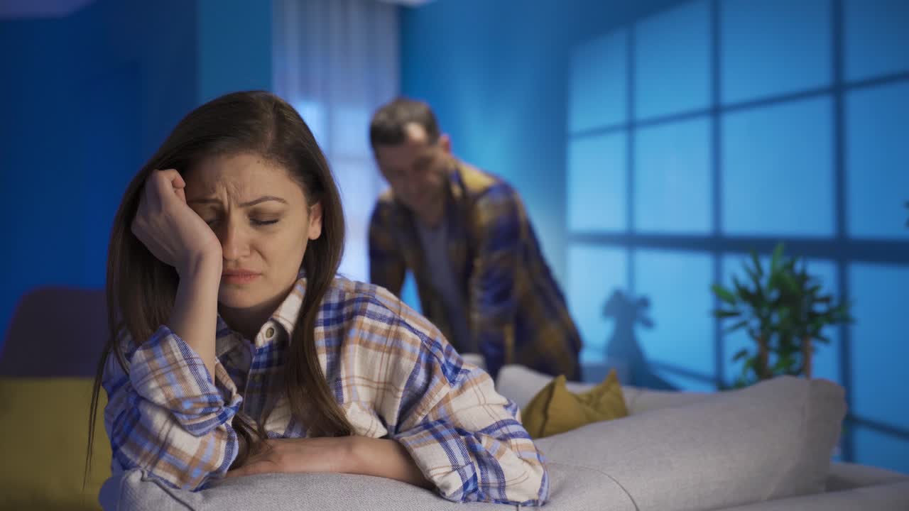 불행한 부부는 화를 내고 서로 이야기하지 않습니다.