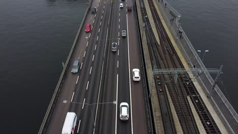 una inclinación aérea cinematográfica a lo largo de una concurrida autopista en estocolmo revela edificios históricos del centro de la ciudad