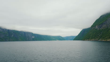 Vista-Desde-Un-Tablero-De-Un-Crucero-En-Un-Pintoresco-Fiordo-En-Noruega-4k-Video