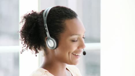 mujer de negocios entusiasta con auriculares en