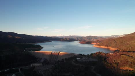 Monte-Shasta-Desde-La-Presa-De-Shasta,-Hermoso-Clip-Aéreo-De-Puesta-De-Sol-Pacífica,-4k