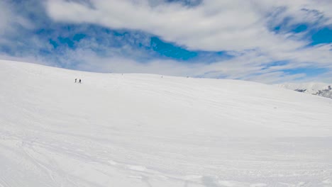 Dos-Hombres-En-Una-Montaña-Cubierta-De-Nieve