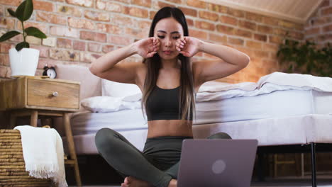 mujer en el dormitorio