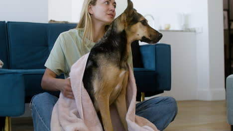 mujer y perro en casa