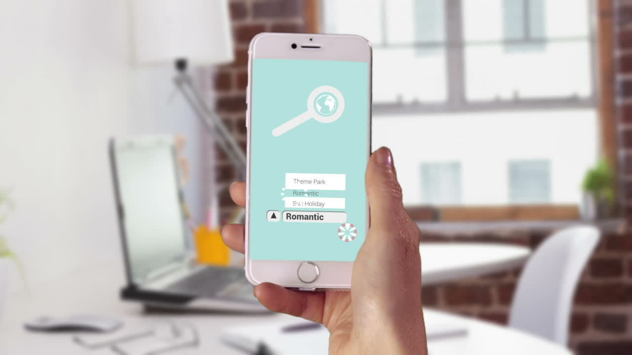 una mujer reservando vacaciones en su teléfono.