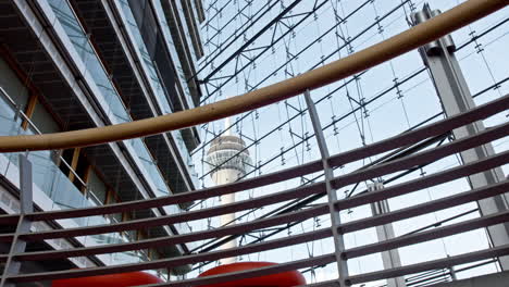 vídeo en cámara lenta de alta resolución de la ciudad de düsseldorf, que ofrece una vista única de la torre del rin a través de una fachada de vidrio, en un día soleado y despejado en alemania