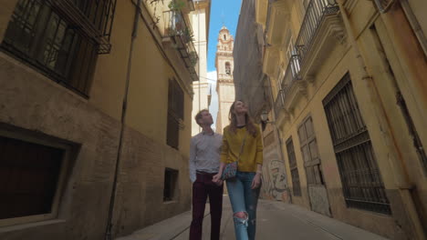 Una-Pareja-Sonriente-Caminando-Por-Una-Hermosa-Calle-De-Valencia