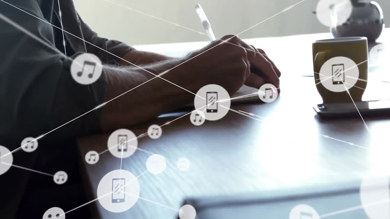 animación de una red de iconos digitales sobre un anciano caucásico tomando notas en la oficina