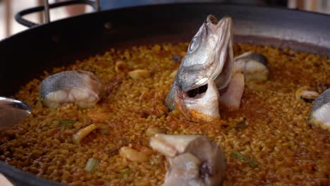 Paella-En-La-Malvarrosa,-Typisches-Gericht-In-Valencia,-Spanien,-Teil-Der-Mediterranen-Ernährung